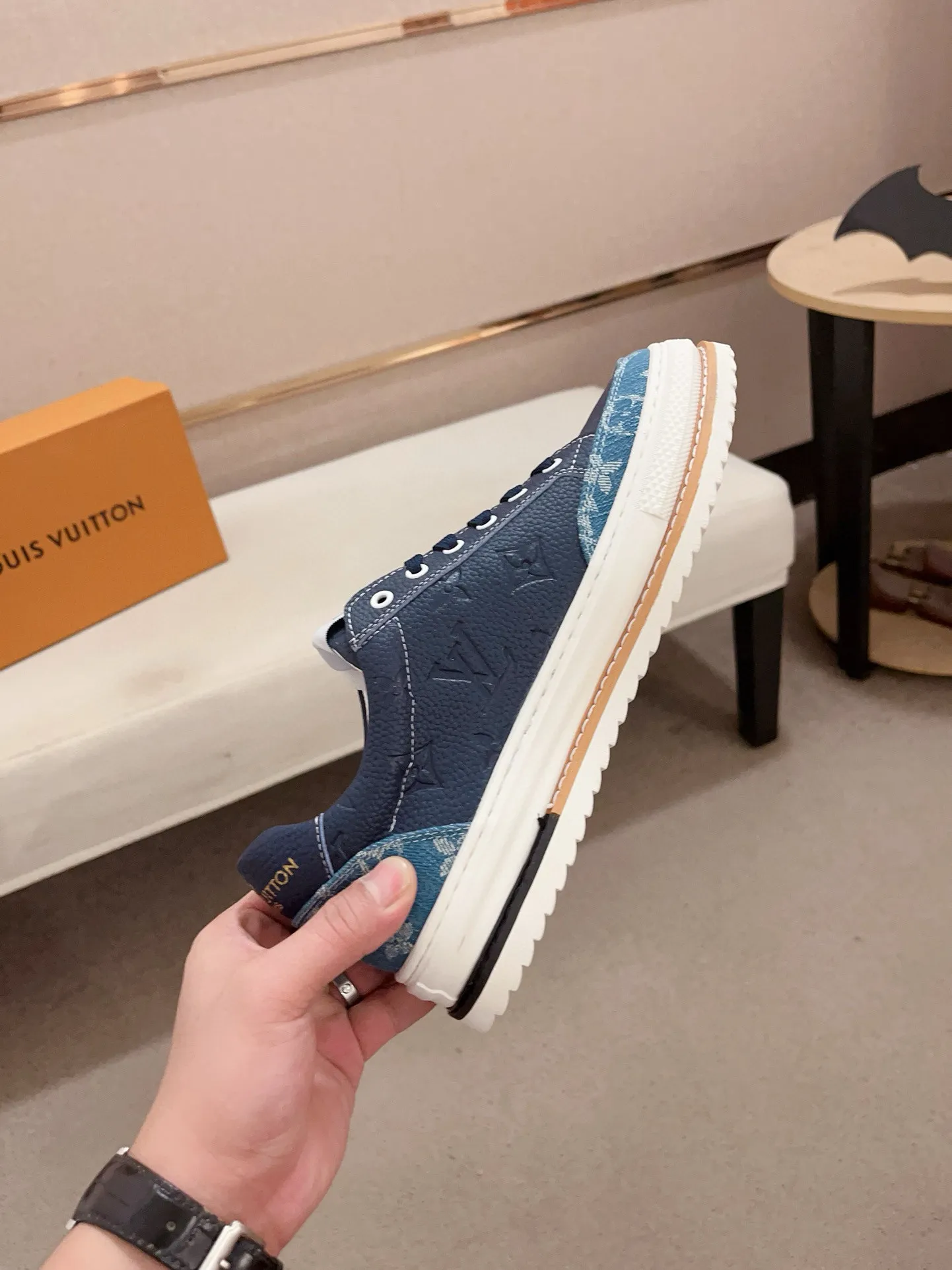Men's shoes💰 400💰Louis Vuitton (Louis Vuitton/LV) top 🔍🔍 new models are on sale at the same time, the upper 🇮🇹 imported first-layer cowhide from Italy, fully imported sheepskin lining 💪💪, completely 1⃣️ to 1 ⃣️Re-engraved🇮🇹💪💪, ⚠Sole: The original sole is specially provided by the original factory, the exclusive movable molded sole is super comfortable, ⚠The original factory follows the order, 🔍🔍high quality, you can enter and exit the counter at will, welcome to compare⚠. Code number: 38-44. Can be customized for 45 non-refundable!